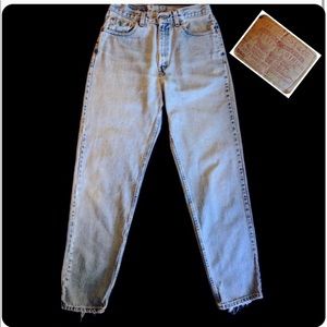 VINTAGE LEVI 560 JEANS. LIGHT WASH. 28” WAIST
